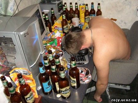 Отсюда перенаселенные комнаты, студентам встречаются посторонние люди в общагах, взятки, существование которых руководство университетов даже не скрывает…